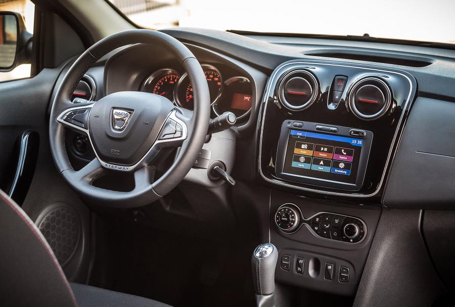 Интерьер Dacia Sandero Stepway Charisma 2019 года  (фото 2 из 24)